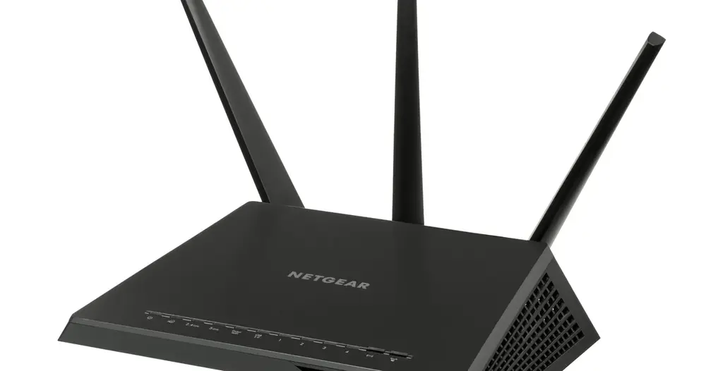 Roteador Wi-Fi preto com três antenas em fundo branco